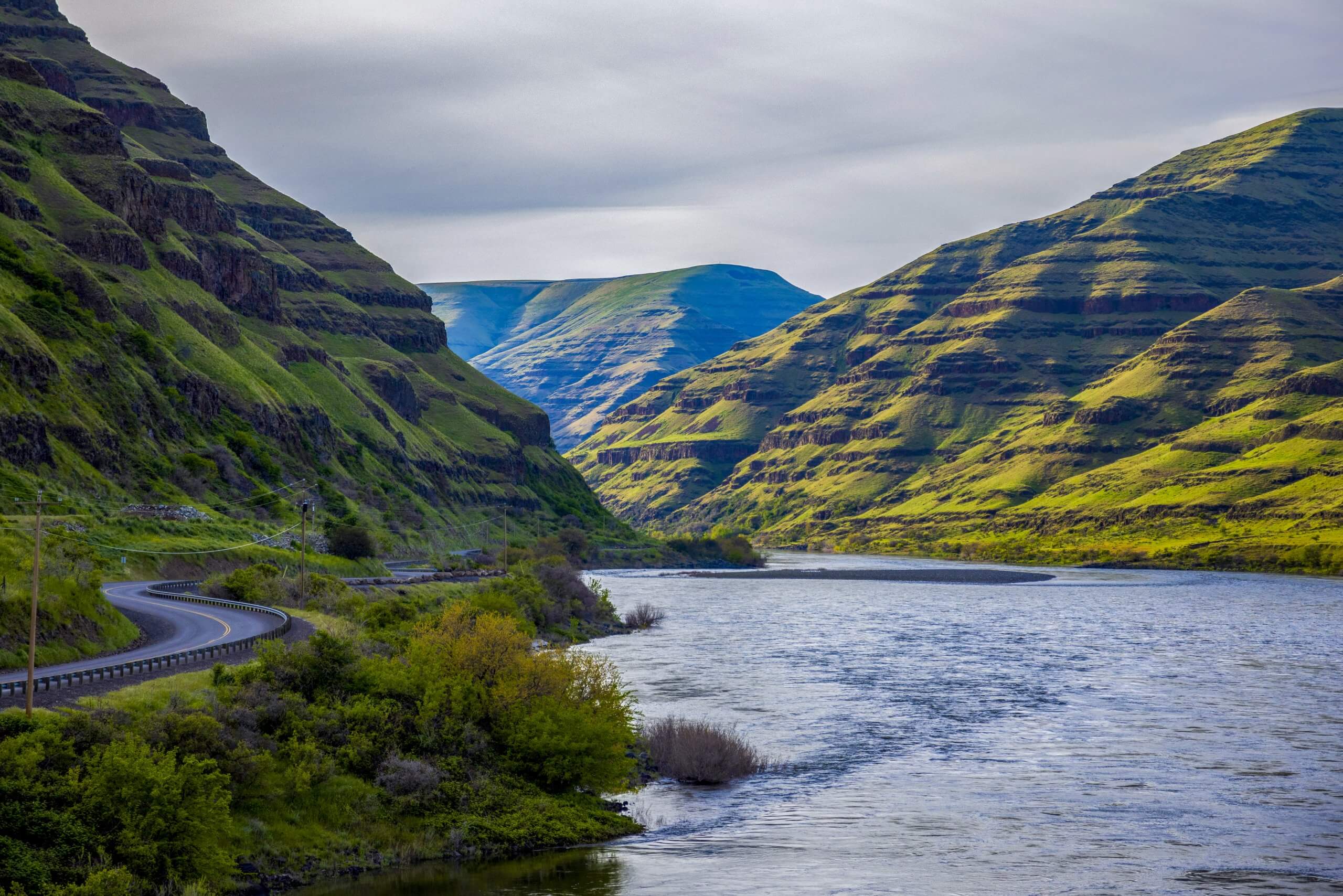 A road curves along the Snake River in Hells Gate State Park.